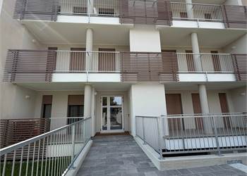 3 LOCALI CON TERRAZZO