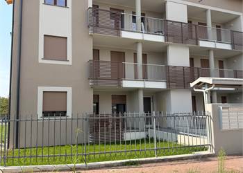 3 LOCALI CON AMPIO TERRAZZO